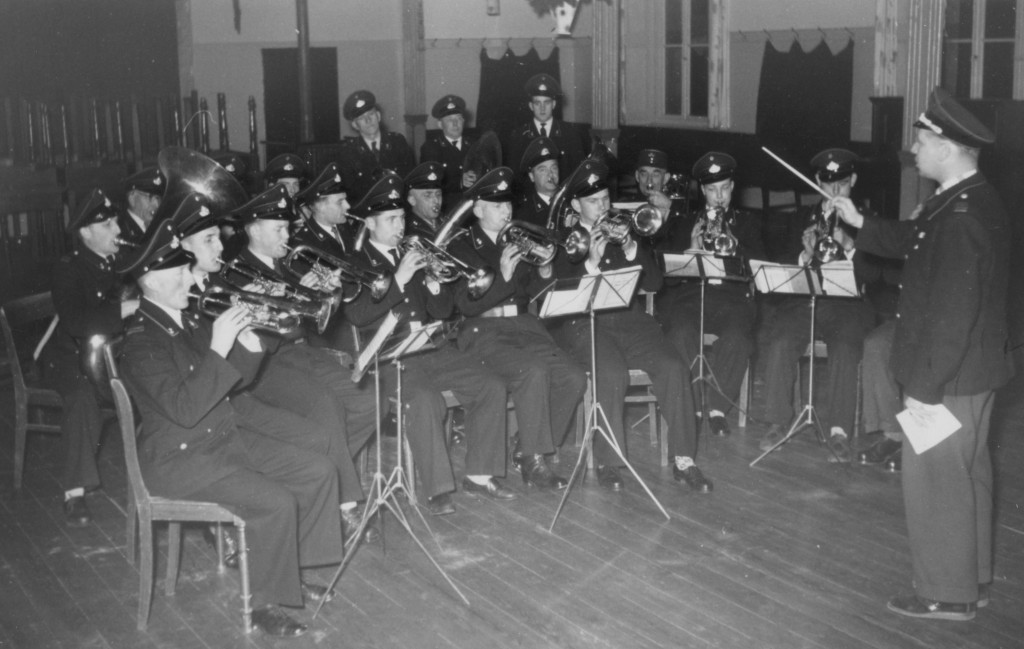 Die Männer des Musikzuges der Freiwilligen Feuerwehr Schlangen üben fleißig im Saal des Gasthofes Poppe-Sibille. Foto: G. Poppe, 1958